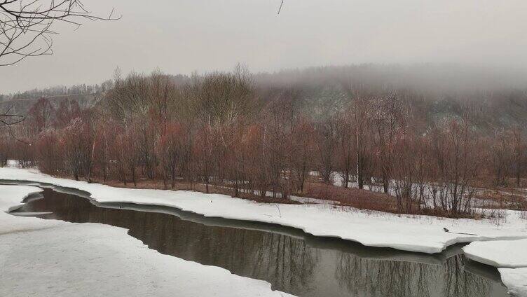 大兴安岭早春冰雪消融的河流