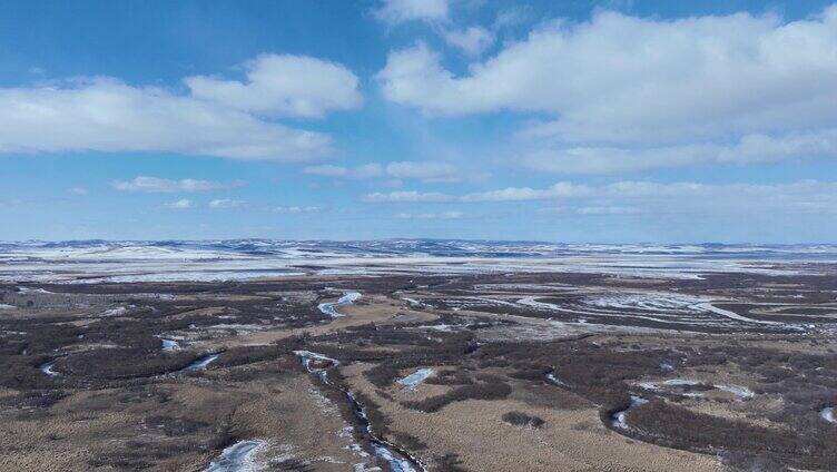 延时航拍早春冰雪消融的湿地