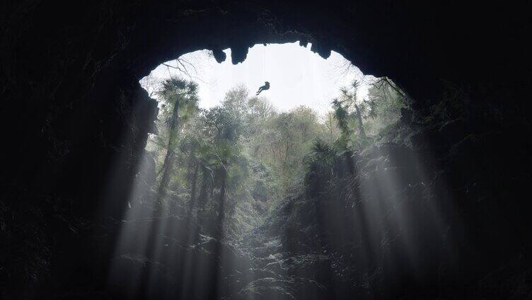 绳降洞穴探索