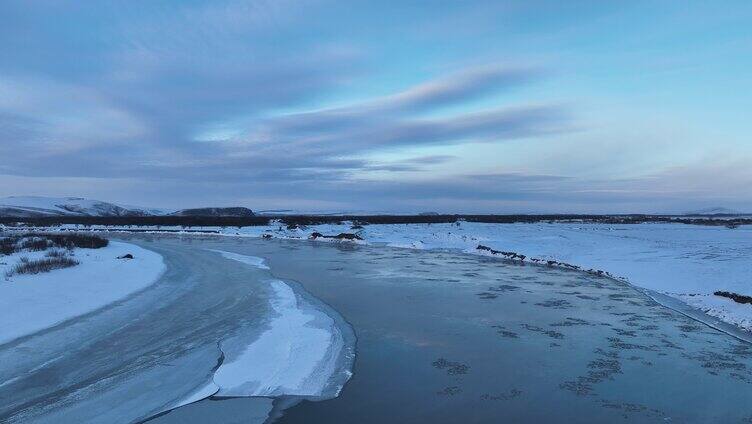 航拍流淌冰凌冰封的河流