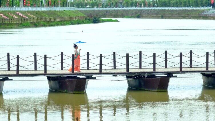 中国风汉服女子浮桥奔跑「组镜」