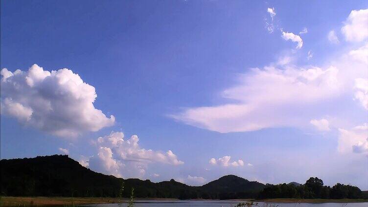 4k高清海南橡胶林上的蓝天白云延时视频