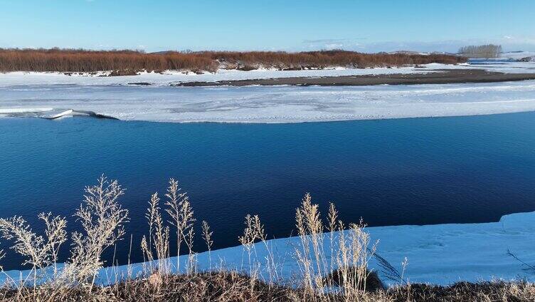 呼伦贝尔早春冰雪消融的河流