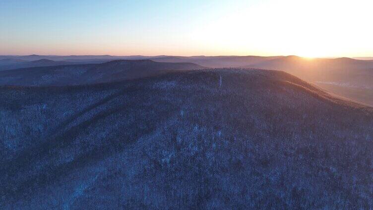 冻雾迷漫的大兴安岭林海雪原黎明