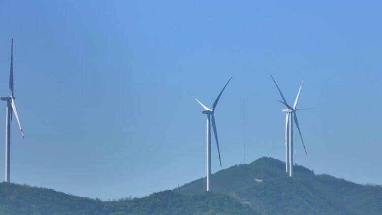 航拍山上的风车风力发电 绿色清洁能源