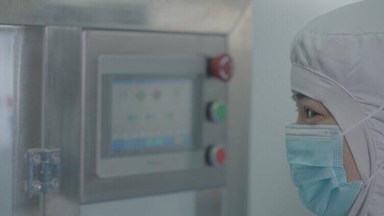 食品厂车间工人操作机器，女工人屏幕按键