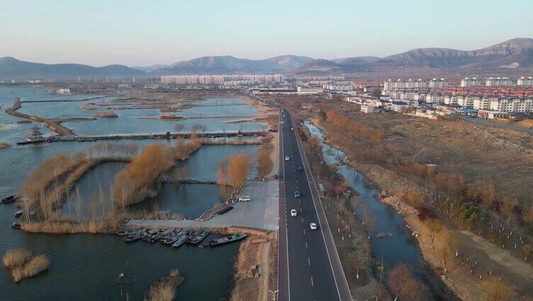 航拍 湖畔公路 水边小镇 东平湖