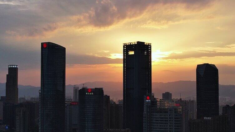 南昌红谷滩摩天大楼隐射在赣江，日落绝美！