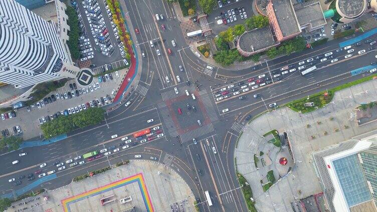 城市十字路口车流人流俯瞰航拍街道