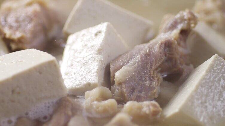 豆腐烩羊肉汤-羊汤-浓汤-羊排肉-炖羊肉