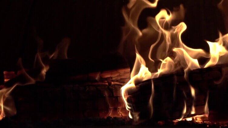 灶台里燃烧的木炭