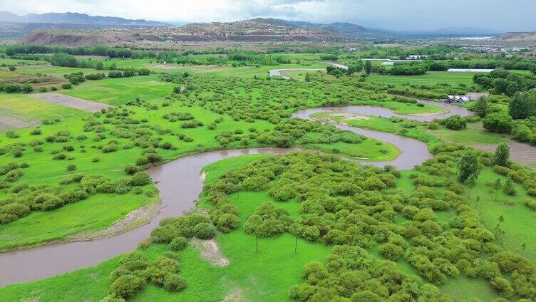 草原湿地公园上弯曲的河流航拍青山绿水河流