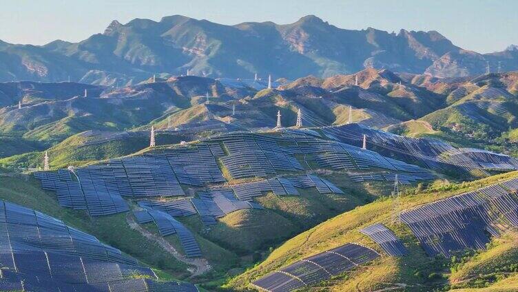 山上太阳能光伏发电厂大山里安装光伏发电站