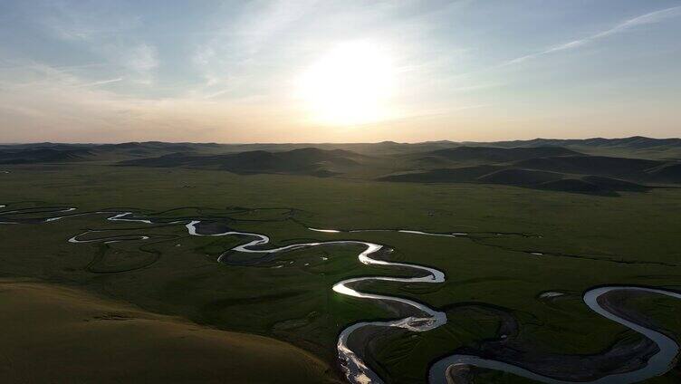暮色下的无垠草原蜿蜒河流
