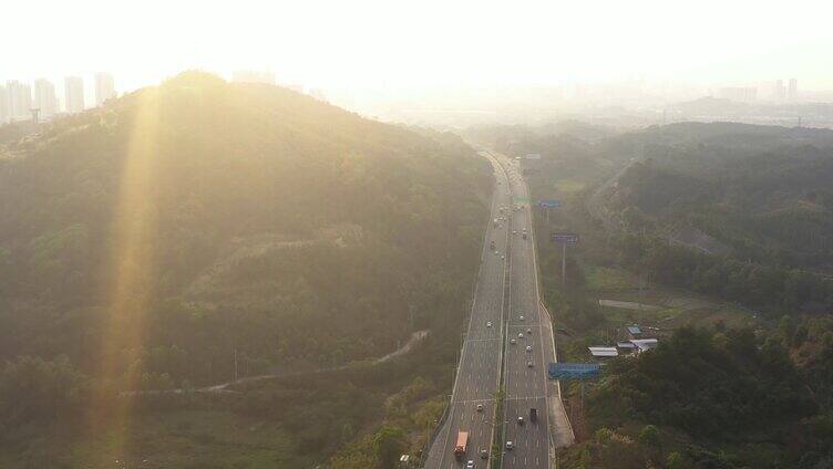 夕阳下的高速公路