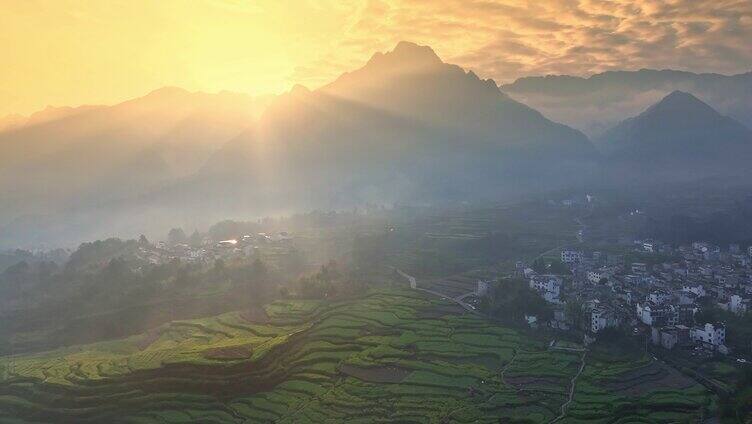 山间 大山 阳光 清晨 晨雾 梯田