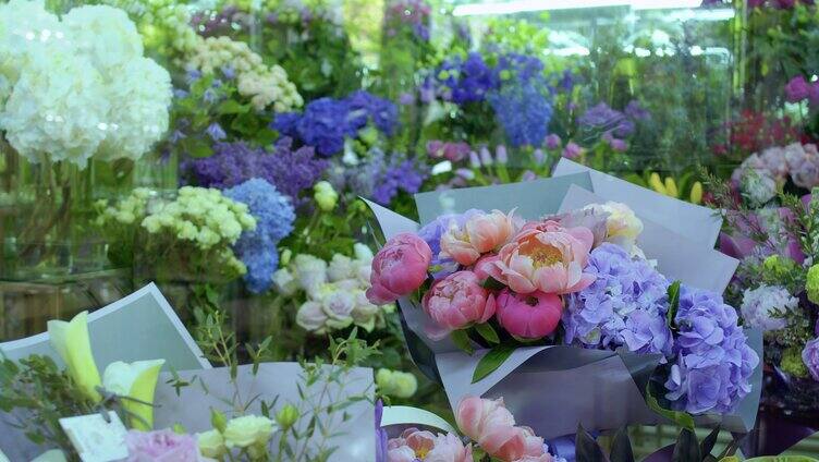 观看花店,里面摆满了各种类型和颜色的鲜花