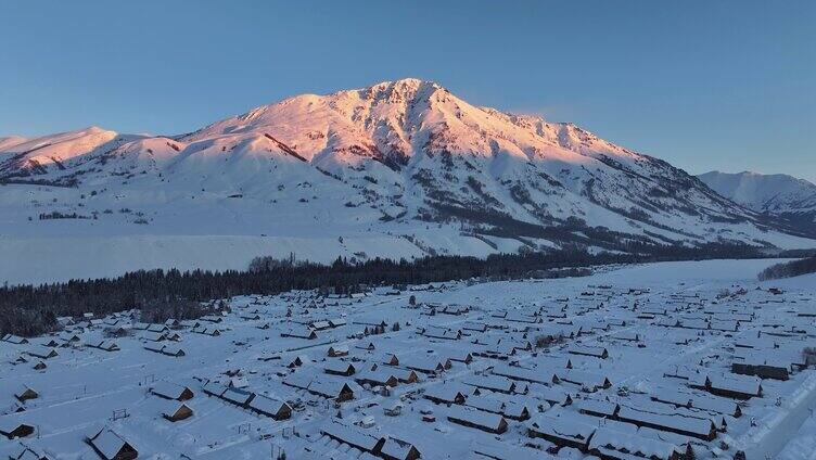 新疆冬季旅游 禾木 雪山