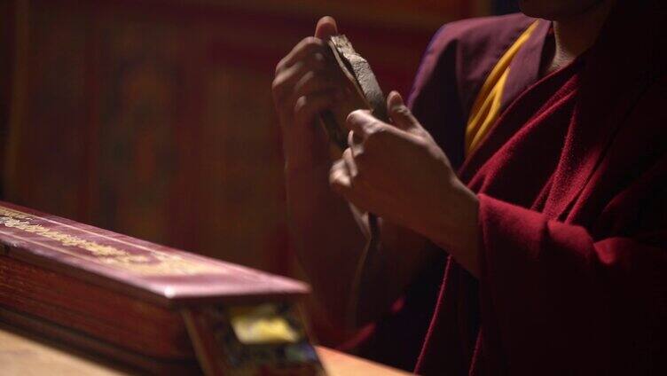 藏传佛教 看经书 喇嘛 僧人 藏传经文