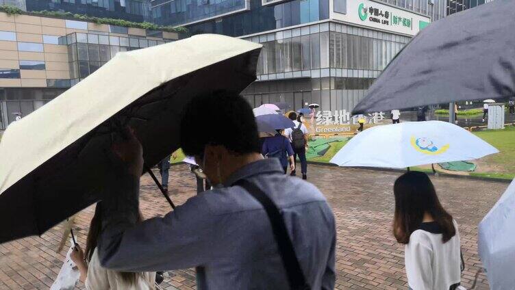 下雨打伞的人