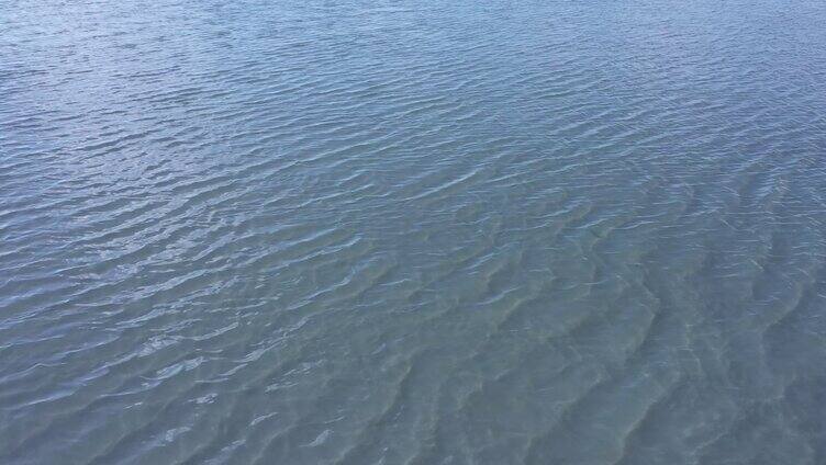 青海茶卡盐湖 湛蓝的湖水 清澈的水面