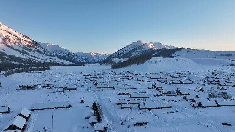 新疆冬季旅游 禾木 雪山