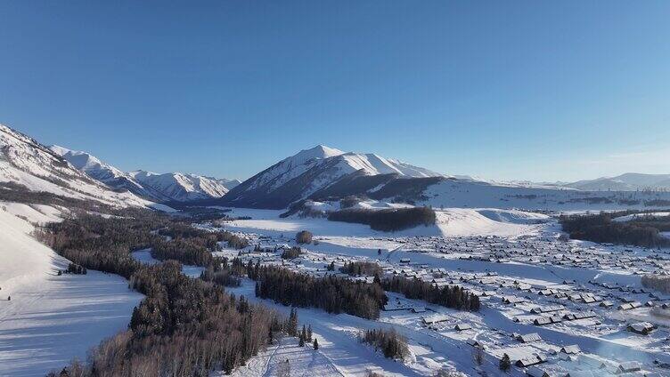 新疆冬季旅游 禾木 雪山