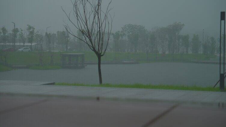 雨天户外暴雨