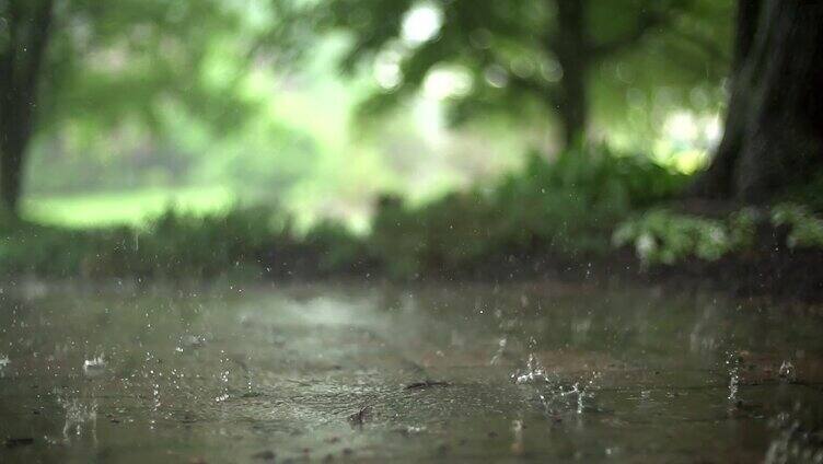 下雨雨水落在地面上