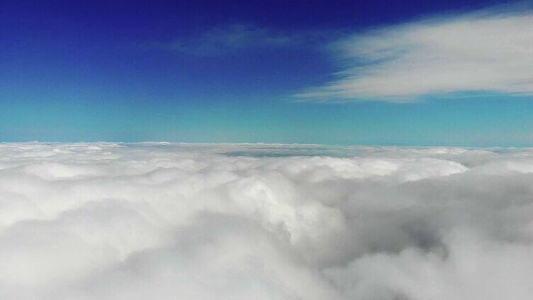 飞行在云海之上，蓝天之下