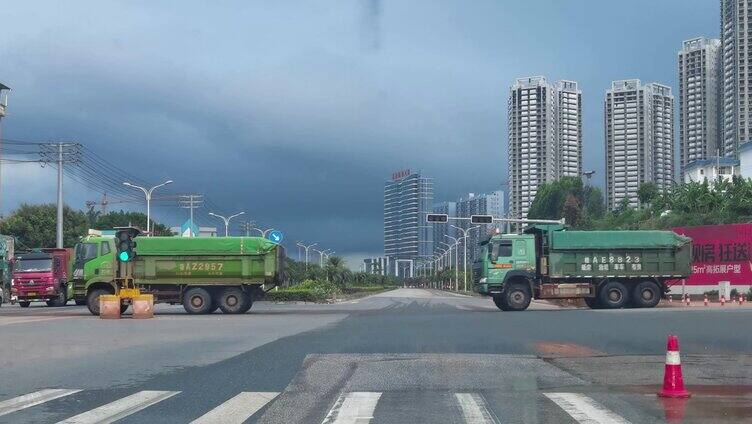 泥头车经过路口红绿灯