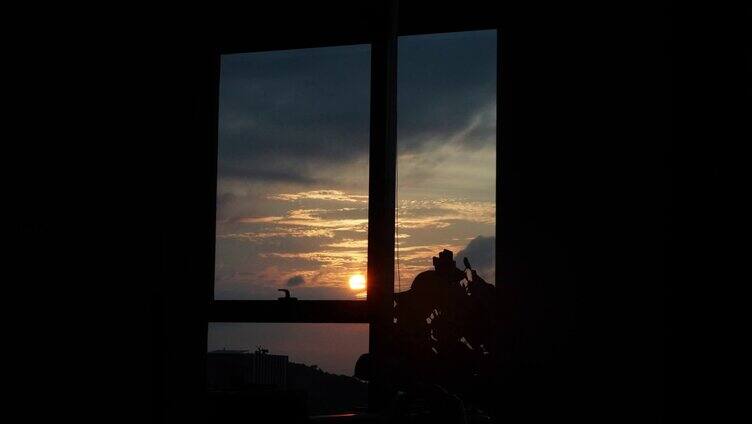 窗户外的夕阳日落延时