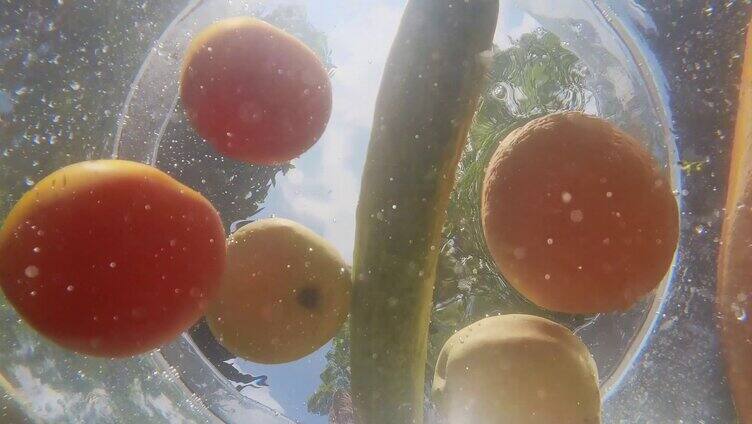 水底视角洗蔬菜水果