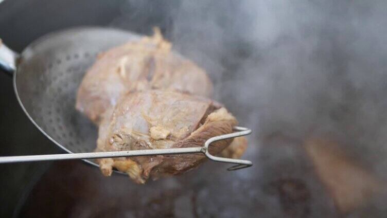 卤肉高汤往锅里放肉 卤肉高汤往卤锅里放肉