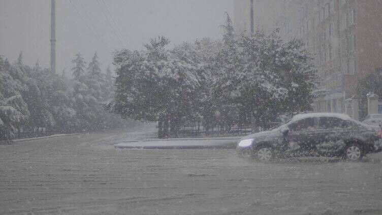 下雪开车-大雪城市道路交通-风雪中的汽车