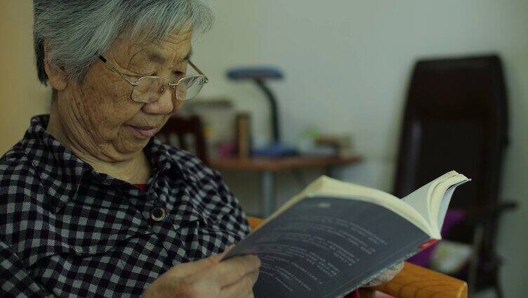 看书的老年人-独守老人-空巢老人看书学习