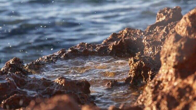海浪拍打礁石溅起浪花