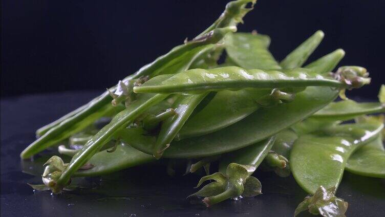 盘子中的荷兰豆-嫩荚-大荚荷兰豆-青豆荚