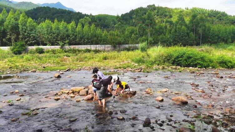 学生在河边玩水