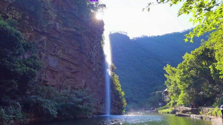 阳光下瀑布 天书峡谷