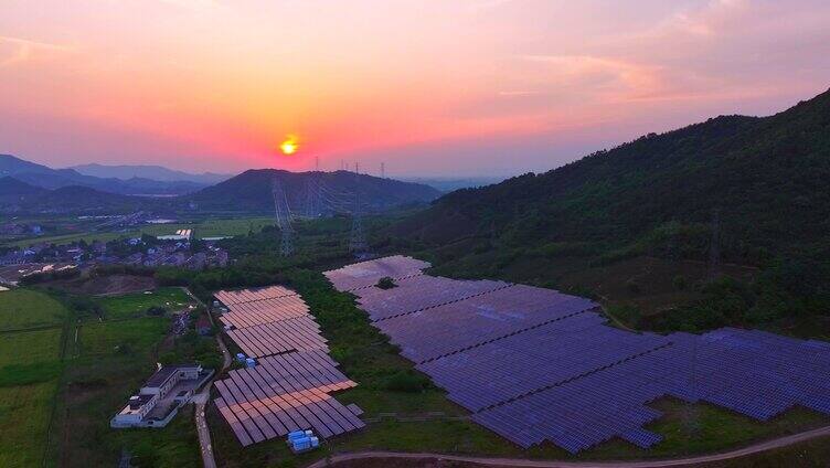 山坡航拍夕阳下新能源太阳能光伏发电站