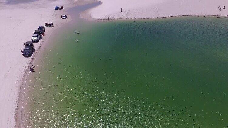 沙漠清泉 汽车行驶 旅游景点