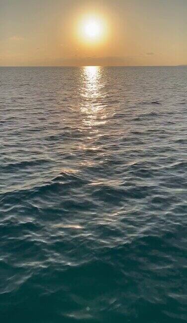 太阳阳光落日 湖面波动