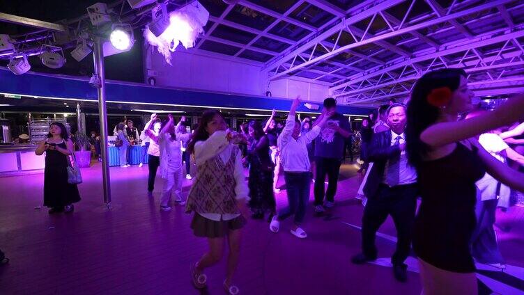 游客在邮轮上跳舞舞会
