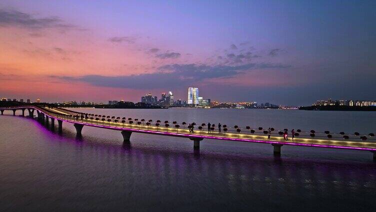 苏州金鸡湖东方之门金水湾夜景行人散步航拍