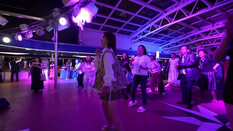 游客在邮轮上跳舞舞会