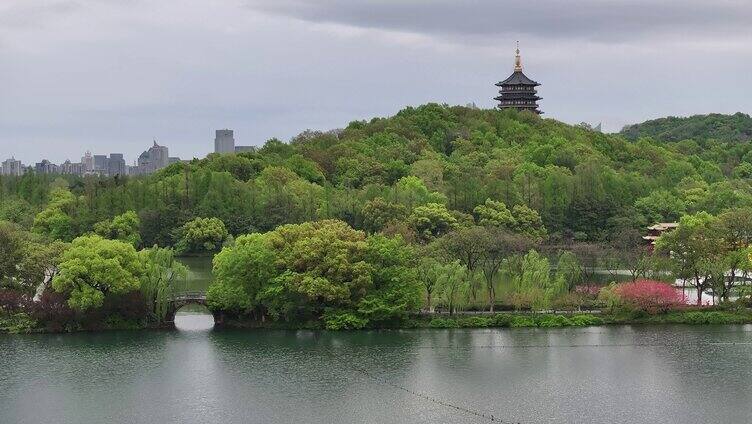 西湖下的雷峰塔