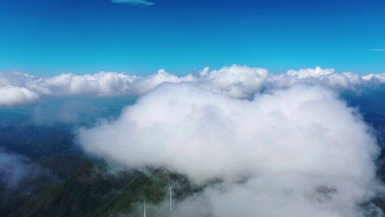 无人机穿越云层航拍