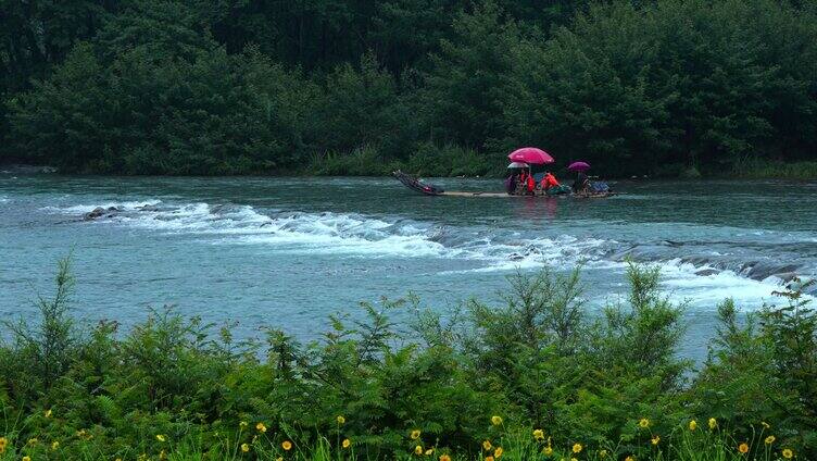 自然户外宁静溪流雨天竹筏漂流