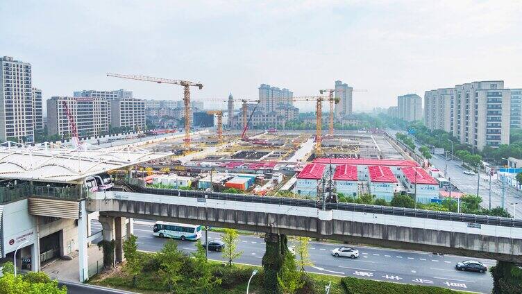 上海外高桥晨雾地铁塔吊建设施工